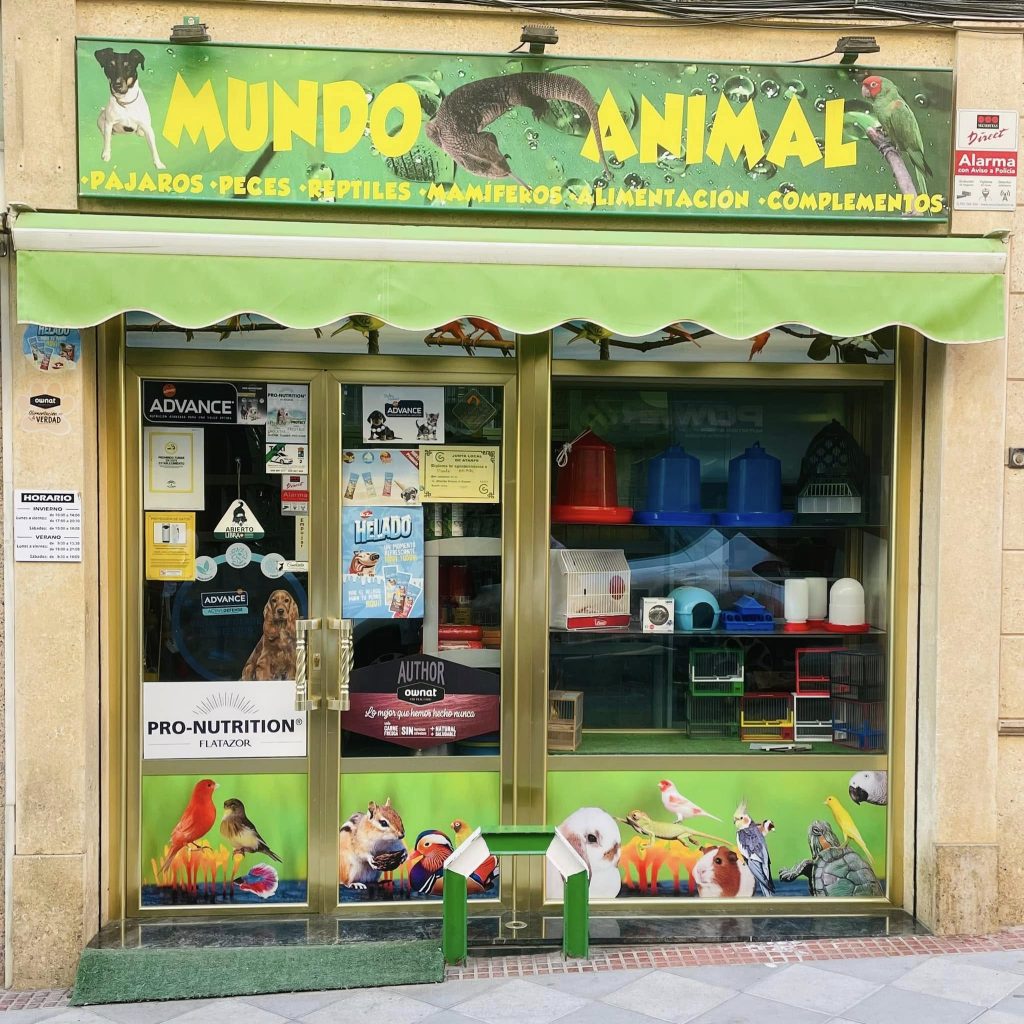 Fachada de tienda Mundo Animal en Atarfe, dedicada a alimentación y accesorios para mascotas